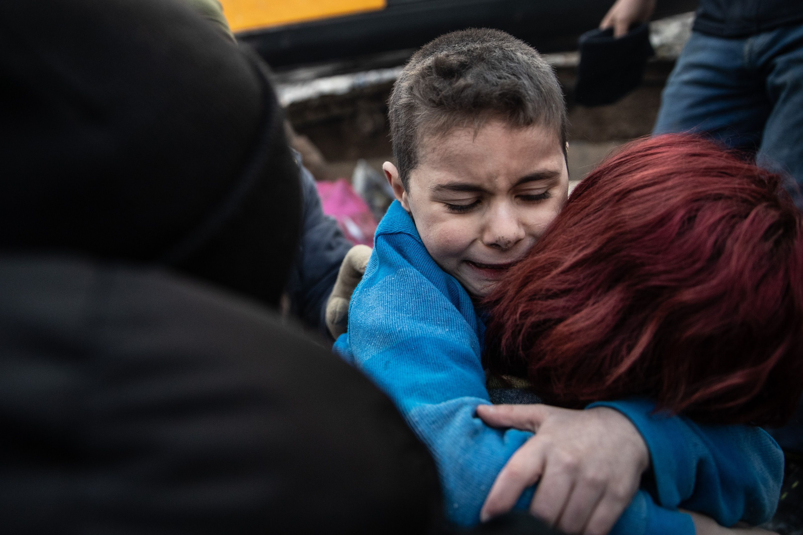 HATAY, TURQUIA - 08 DE FEVEREIRO: Yigit Cakmak, sobrevivente de 8 anos no local de um prédio desabado, abraça sua mãe, depois que trabalhadores o resgataram 52 horas após o terremoto, em 08 de fevereiro de 2023 em Hatay, Turquia. Um terremoto de magnitude 7,8 atingiu perto de Gaziantep, na Turquia, nas primeiras horas da segunda-feira, seguido por outro tremor de magnitude 7,5 logo após o meio-dia. Os terremotos causaram destruição generalizada no sul da Turquia e no norte da Síria e foram sentidos em países próximos.