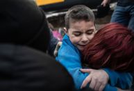 Imagens dramáticas mostram momento em que menino de 8 anos é resgatado e encontra a mãe na Turquia