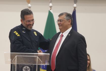 O novo diretor-geral da PRF, Antônio Fernando Souza Oliveira, ao lado do ministro da Justiça, Flávio Dino