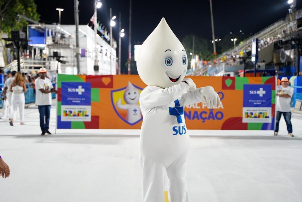 Zé Gotinha abre o desfile das campeãs na Sapucaí, no Rio de Janeiro