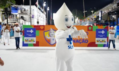 Zé Gotinha abre desfile das campeãs no Rio e marca início de campanha nacional de vacinação