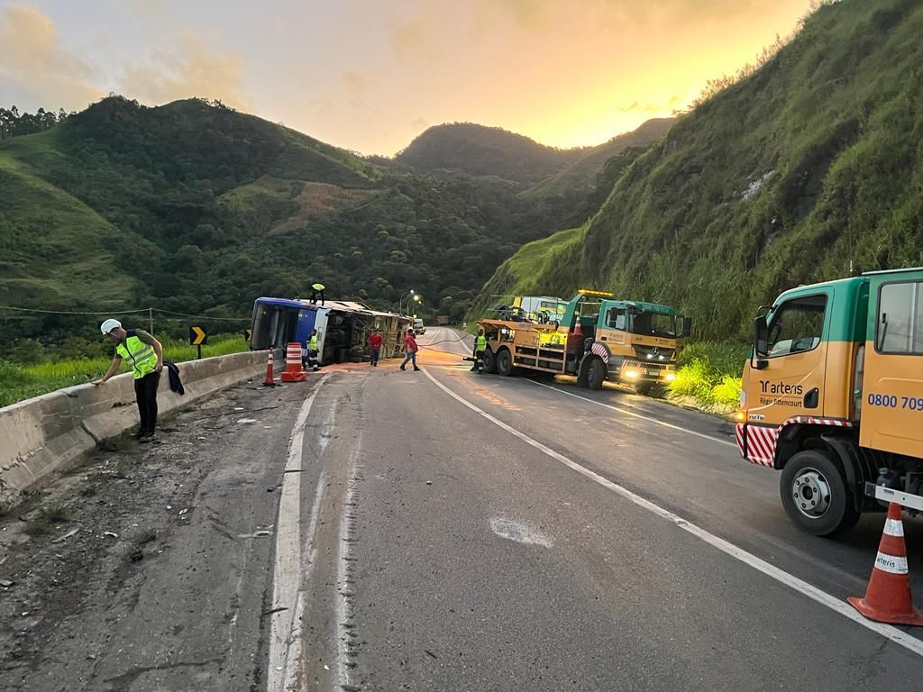 Acidente de ônibus na rodovia Régis Bittencourt, em SP, deixa pelo menos três mortos / PRF-SP