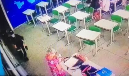 Imagens de câmera de segurança mostraram aluno de 13 anos atacando professora de 71 anos com faca.