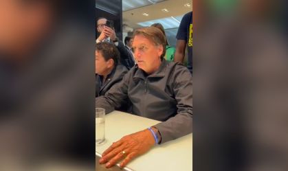 Bolsonaro reclama de falta de carros blindados ao retornar para o Brasil