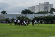 Torcedores invadem CT do Corinthians e interrompem treino para cobrar elenco