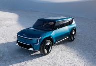 Kia lança EV9, novo SUV elétrico com tapetes feitos de redes de pesca recicladas