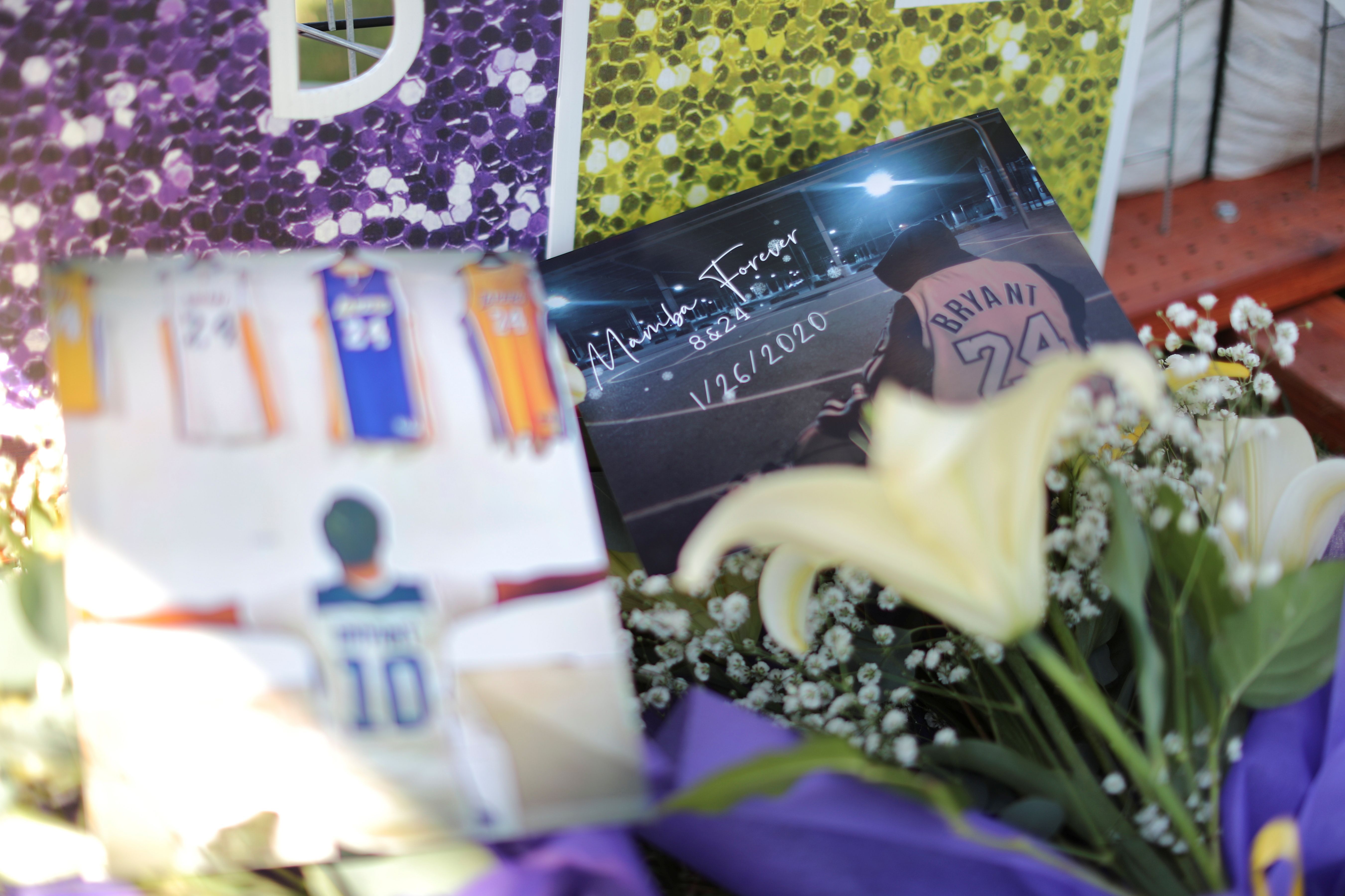 Flores e fotos depositadas por fãs são reunidas em homenagem a Kobe Bryant, em Los Angeles