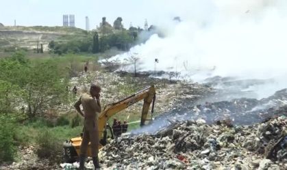 Lixo de aterro pega fogo na Índia e nuvem de fumaça sufoca moradores