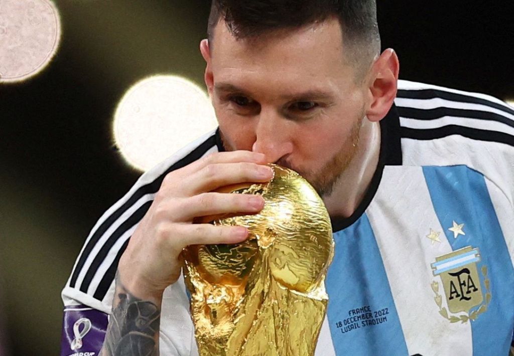 Messi beija troféu após conquistar a Copa do Mundo com a Argentina