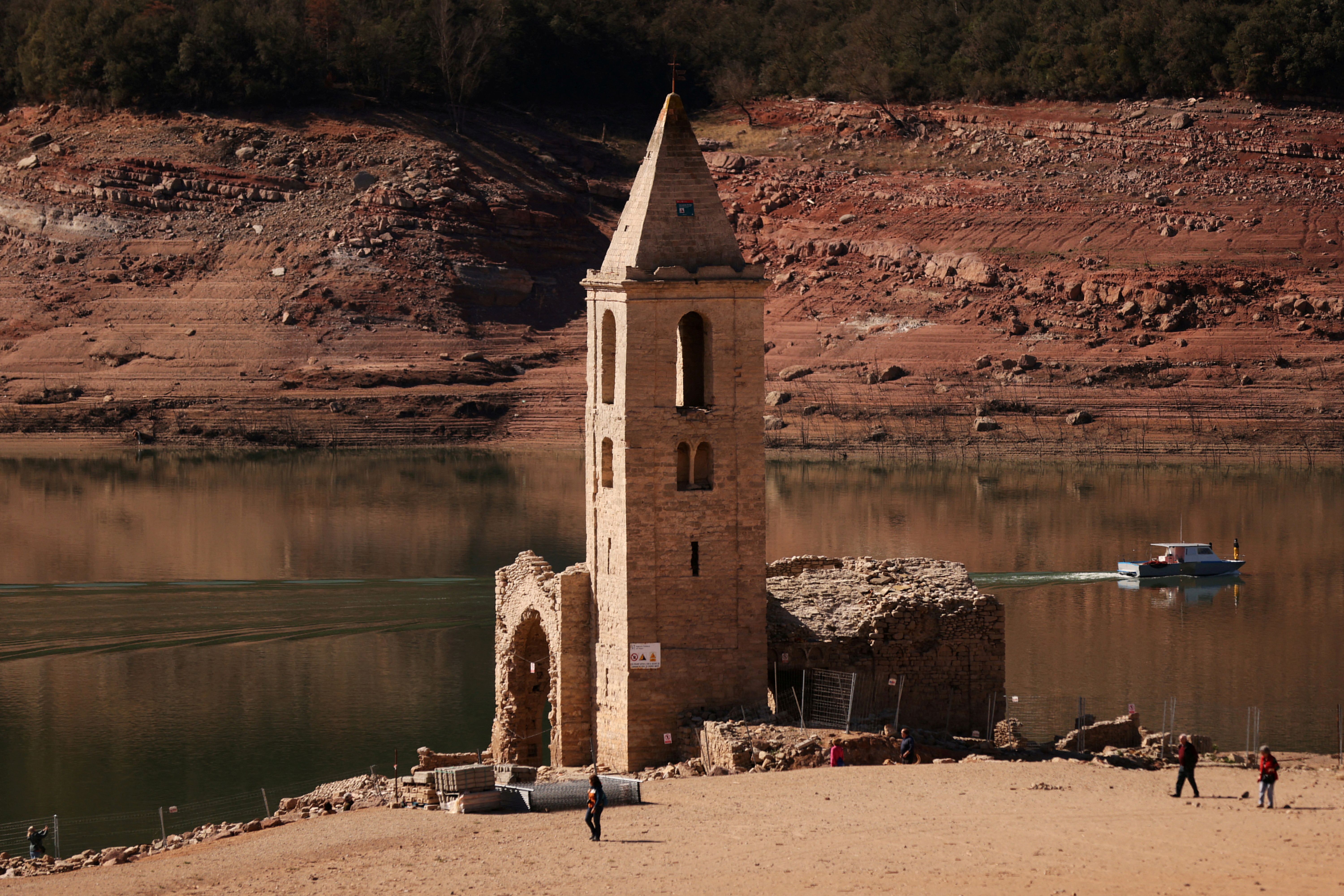 Torre de igreja ressurge após reservatório secar na Espanha