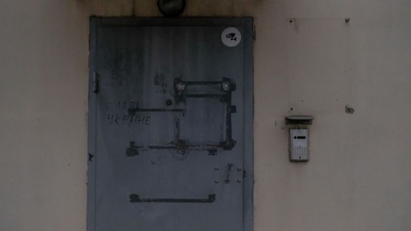 "Glória à Ucrânia" agora se lê na entrada de um centro de detenção usado pelas forças russas para prender e torturar soldados ucranianos, dissidentes e guerrilheiros / Vasco Cotovio/CNN
