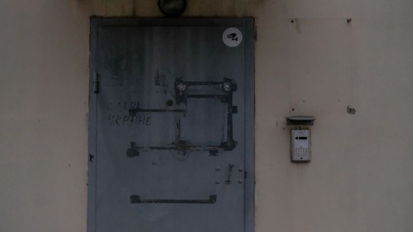 "Glória à Ucrânia" agora se lê na entrada de um centro de detenção usado pelas forças russas para prender e torturar soldados ucranianos, dissidentes e guerrilheiros / Vasco Cotovio/CNN