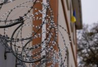 Ucranianos são torturados e submetidos a violência sexual em centros de detenção russos em Kherson, diz relatório