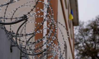 Ucranianos são torturados e submetidos a violência sexual em centros de detenção russos em Kherson, diz relatório