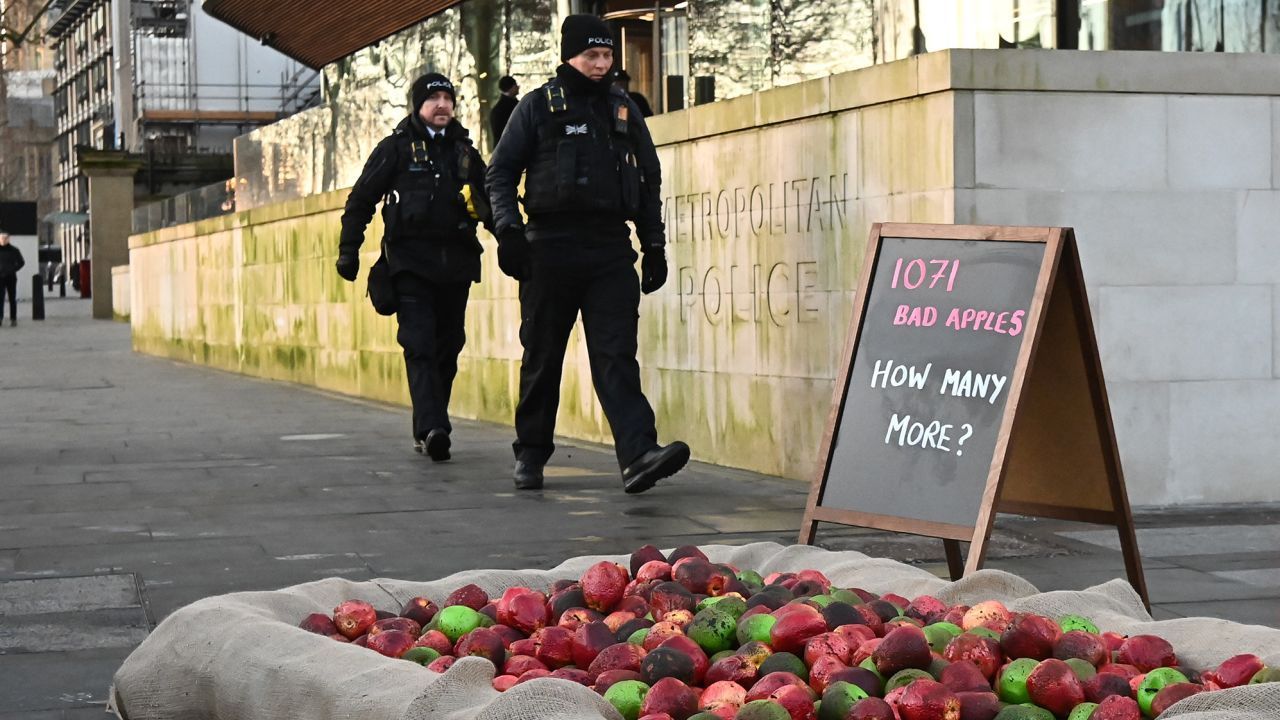 Os manifestantes colocaram 1.071 imitações de maçãs podres do lado de fora da Scotland Yard, a sede da Polícia Metropolitana, em janeiro para destacar o mesmo número de policiais que foram colocados sob nova revisão./ Tom Bowles/ Shutterstock
