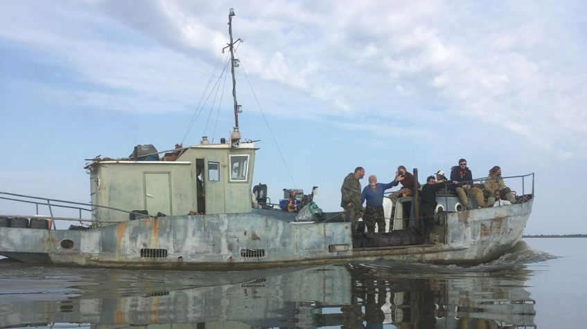 Um barco serviu de refeitório e depósito para a equipe que levava núcleos que Claverie usava em seus experimentos. / Jean-Michel Claverie/IGS/CNRS-AM