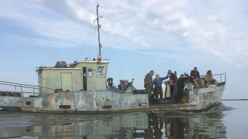 Um barco serviu de refeitório e depósito para a equipe que levava núcleos que Claverie usava em seus experimentos. / Jean-Michel Claverie/IGS/CNRS-AM
