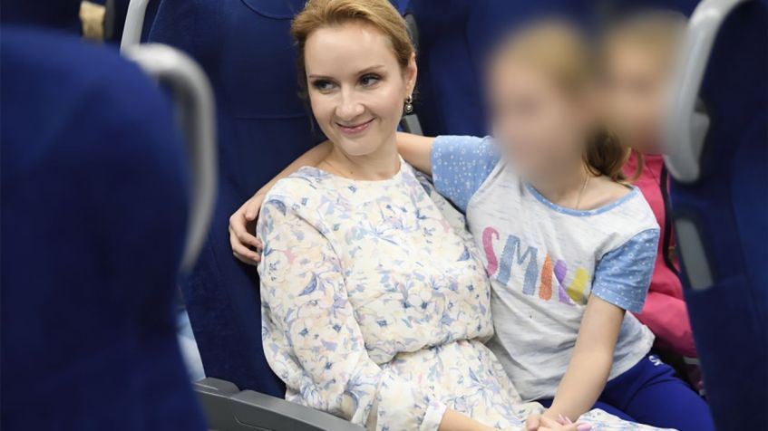 A comissária russa para os direitos das crianças, Maria Lvova-Belova, retratada com o que seu escritório diz serem órfãos de Donbass que foram enviados para a região russa de Nizhny Novgorod. A imagem foi divulgada pelo escritório de Lvova-Belova em setembro. A CNN borrou partes desta imagem para proteger a identidade das crianças. / Comissariado para os Direitos da Criança da Rússia
