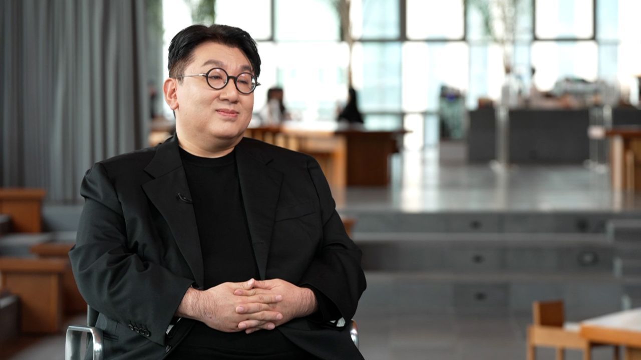 Bang Si-Hyuk foi quem idealizou o BTS e, até hoje, é visto como figura paterna pelos integrantes / CNN