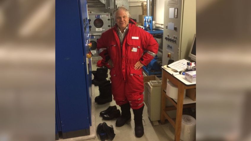 Jean-Michel Claverie é retratado aqui trabalhando na sala de subamostragem no Alfred Wegener Institute em Postsdam, onde os núcleos de permafrost foram mantidos. / Jean-Michel Claverie