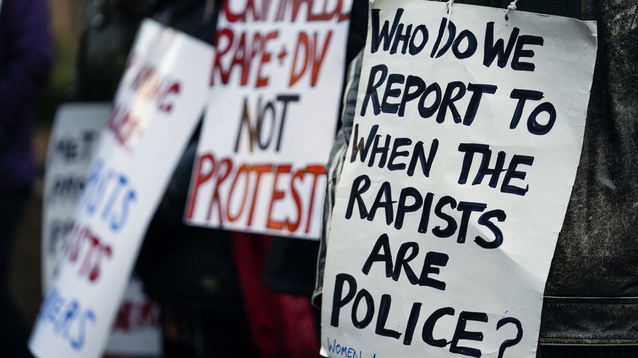Um cartaz segurado por manifestantes do lado de fora do Southwark Crown Court de Londres no dia em que Carrick foi condenado./ CNN