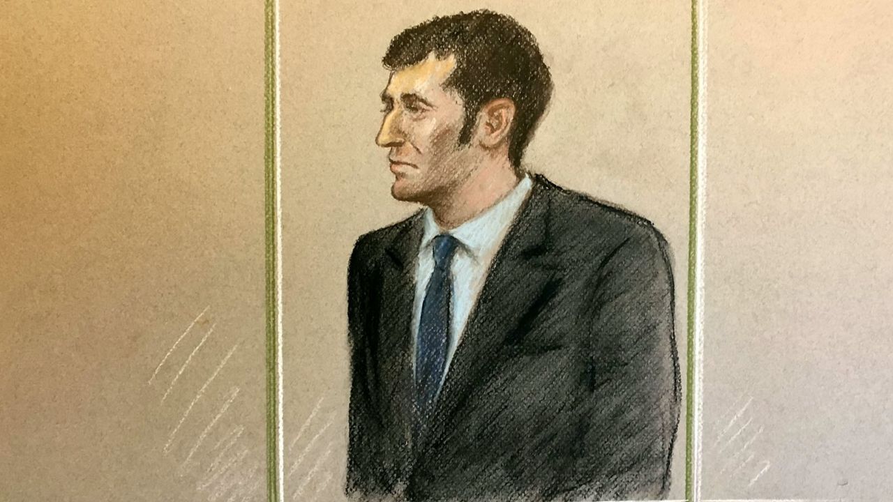 A impressão de um artista de Carrick aparecendo no tribunal no início deste ano. Durante sua sentença, o juiz Cheema-Grubb disse a Carrick que ele se comportou como se fosse "intocável"./ Julia Quenzler/ SWNS