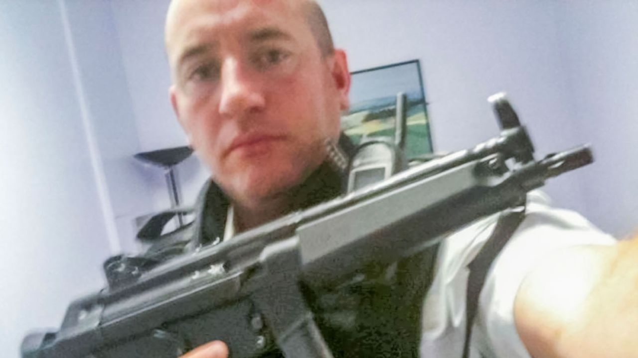 Carrick serviu em uma unidade armada. Carregar uma arma é raro para policiais britânicos que tradicionalmente não andam armados. As armas de fogo se tornaram uma parte fundamental do abuso de Carrick, que ele usava para ameaçar suas vítimas./ SWNS