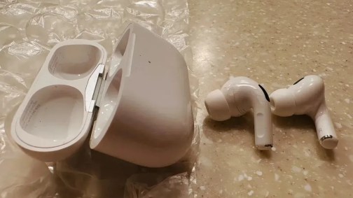 Passageira tem AirPods roubados após esquecê-los em avião