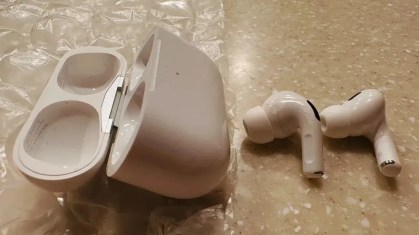 Passageira tem AirPods roubados após esquecê-los em avião