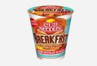 Cup Noodles lança produto que mistura sabores de linguiça, panquecas e ovos nos EUA