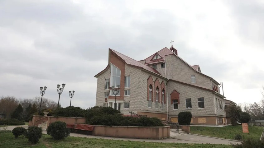 Os órfãos foram trazidos para esta igreja e escondidos no porão para evitar que funcionários e colaboradores russos os encontrassem / Ghazi Balkiz/CNN