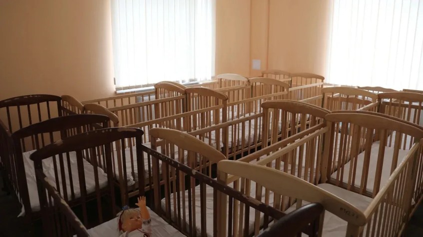 Os berços estão vazios no orfanato em Kherson / Ghazi Balkiz/CNN