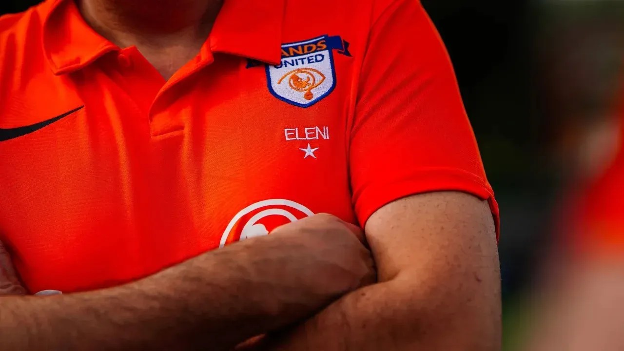 Um emblema do Sands United FC London na camisa de um jogador / lockiephoto/Sands United FC