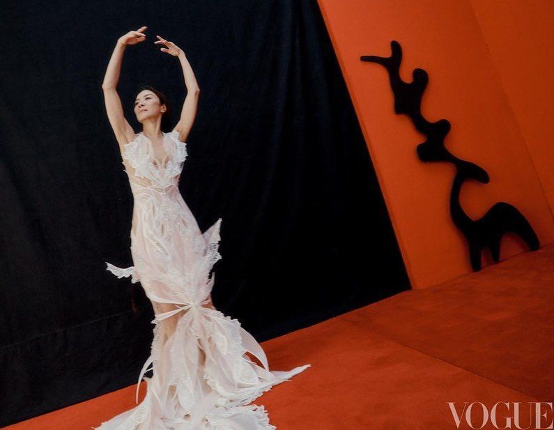 Uma lesão nas costas levou Yeoh a desistir do sonho do ballet / Vogue