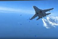 Vídeo mostra momento em que caça russo força queda de drone militar dos EUA; veja