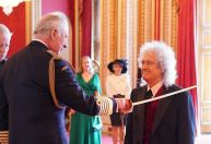 Brian May, guitarrista do Queen, recebe o título de cavaleiro do rei Charles 3º