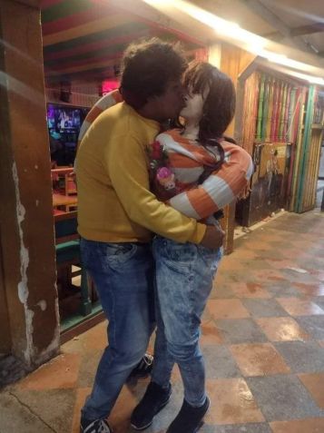 Cristian se declara para a esposa, Natalia, que é um boneco de pano. Foto: Reprodução/Facebook