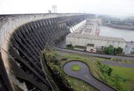 Conselho aprova redução da tarifa de Itaipu após acordo entre Brasil e Paraguai, e conta de luz pode ficar 1% menor