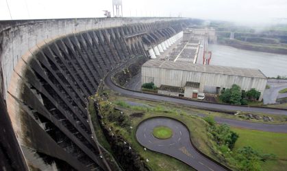 Conselho aprova redução da tarifa de Itaipu após acordo entre Brasil e Paraguai, e conta de luz pode ficar 1% menor