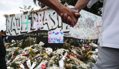 Após ato ecumênico na quadra em homenagem às vítimas do massacre de Suzano, parentes, amigos e alunos realizaram um abraço coletivo no entorno da Escola Estadual Raul Brazil, em Suzano