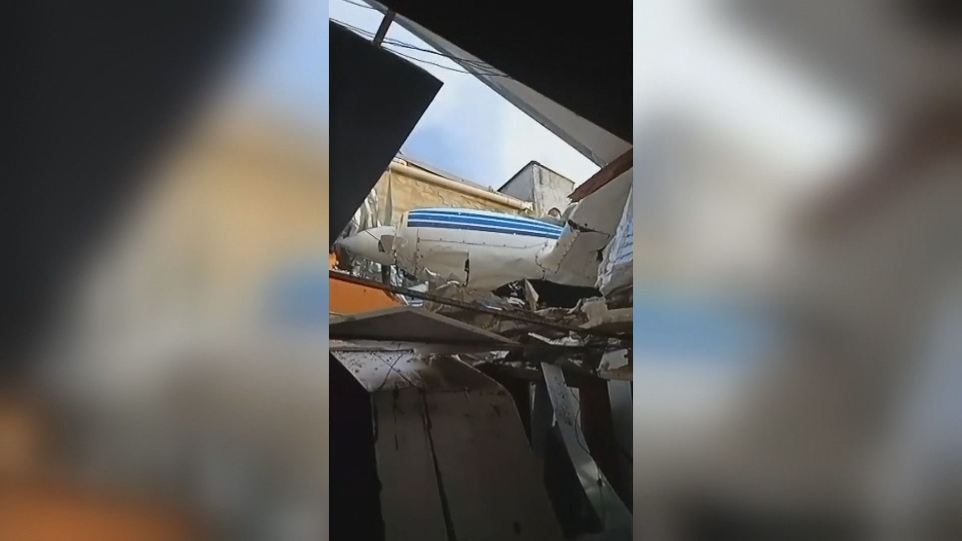 Avião de pequeno porte cai em área ressidencial de Goiânia