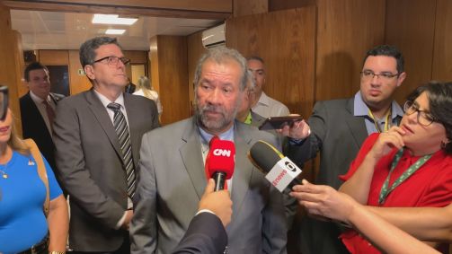 Ministro Carlos Lupi falou à imprensa na saída da reunião com o Conselho Nacional de Previdência Social (CNPS)