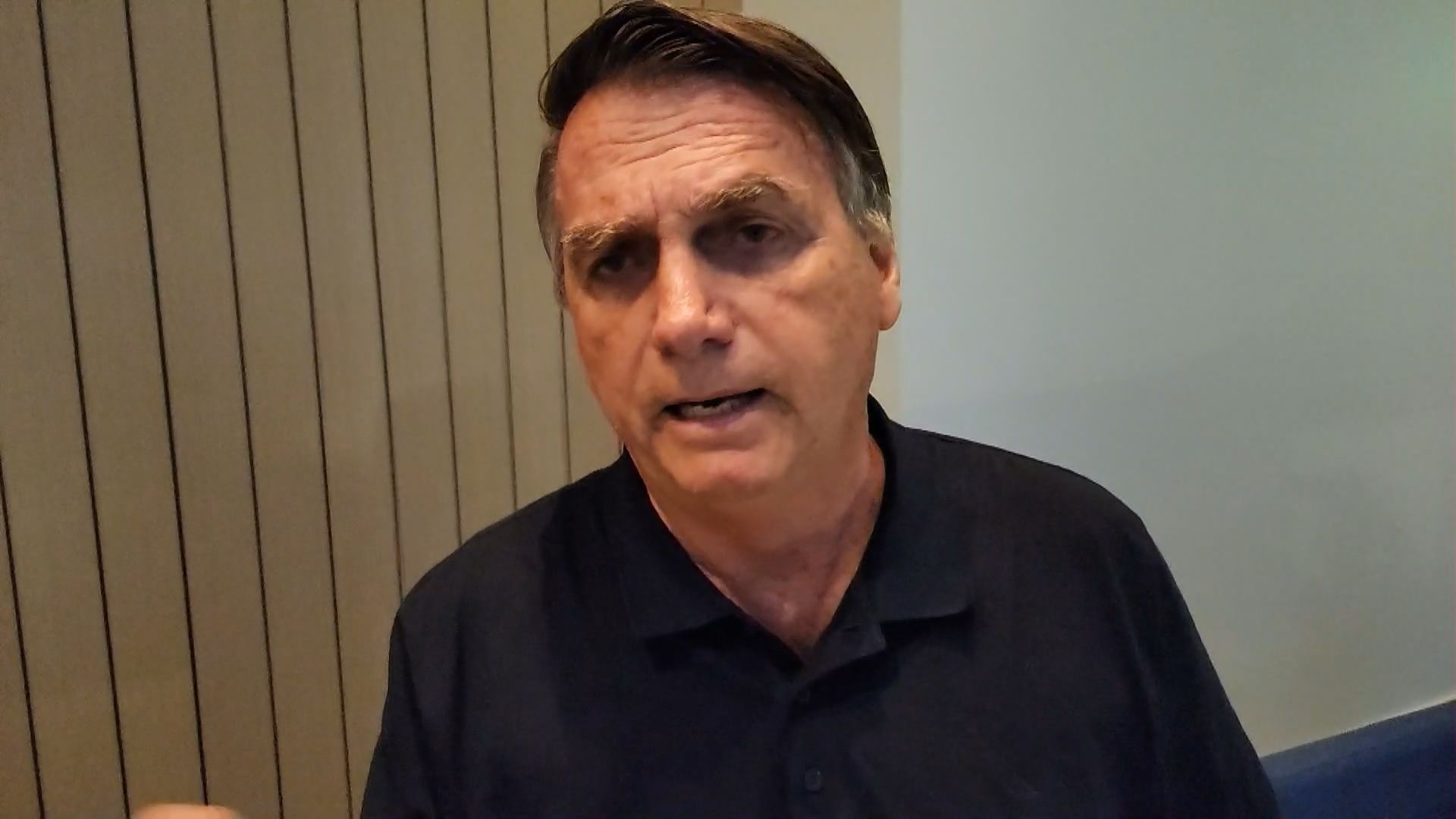 Ex-presidente Jair Bolsonaro no aeroporto de Orlando antes de retornar ao Brasil