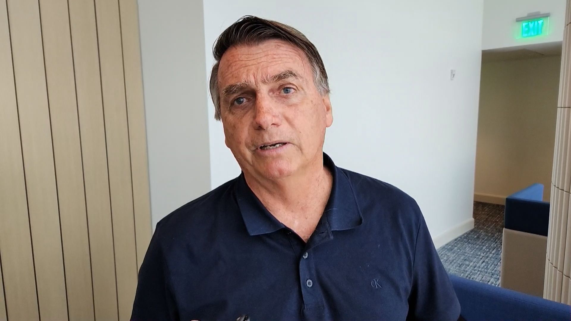 Ex-presidente Jair Bolsonaro no aeroporto de Orlando antes de retornar ao Brasil