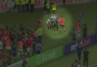 Justiça nega proteção para menina que estava no colo do pai durante agressões em estádio