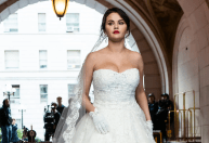 Selena Gomez aparece vestida de noiva e surpreende fãs