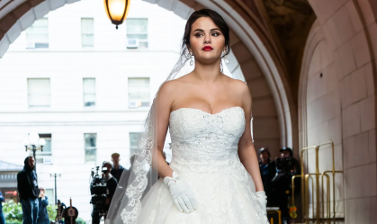 Selena Gomez aparece vestida de noiva e surpreende fãs