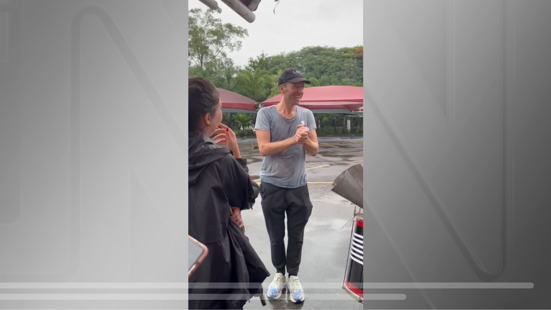 Vocalista do Coldplay, Chris Martin, aparece de surpresa em ensaio da bateria de Direito da USP