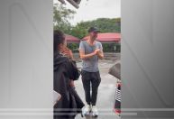 Vocalista do Coldplay, Chris Martin, aparece de surpresa em ensaio da bateria de Direito da USP