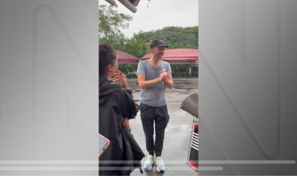 Vocalista do Coldplay, Chris Martin, aparece de surpresa em ensaio da bateria de Direito da USP